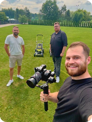 slefie 3 mężczyzn podczas nagrywania filmów promocyjnych o kosiarkach do trawy